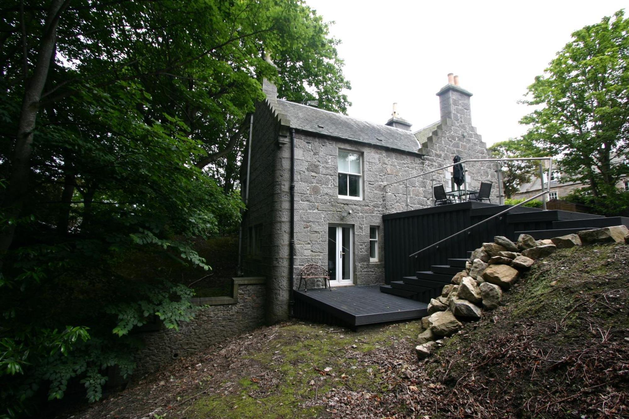 Historic Baronial Lodge With Parking, Aberdeen City Centre Eksteriør billede